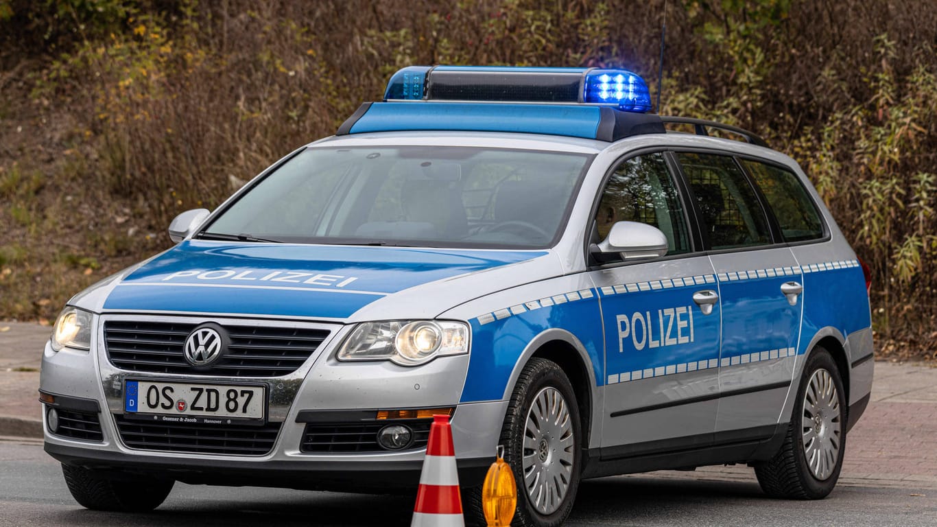 Ein Einsatzfahrzeug der Polizei Osnabrück (Symbolbild): Die Beamten suchen nun nach Zeugen, die die Tat beobachtet haben.