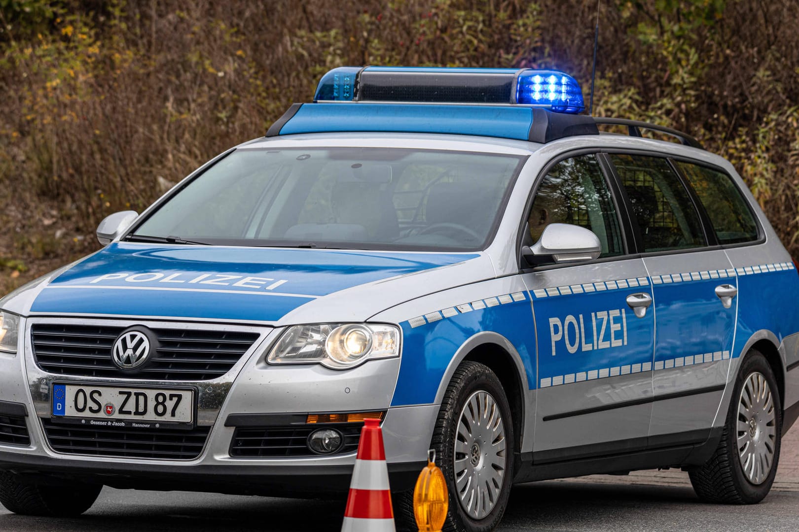 Ein Einsatzfahrzeug der Polizei Osnabrück (Symbolbild): Die Beamten suchen nun nach Zeugen, die die Tat beobachtet haben.