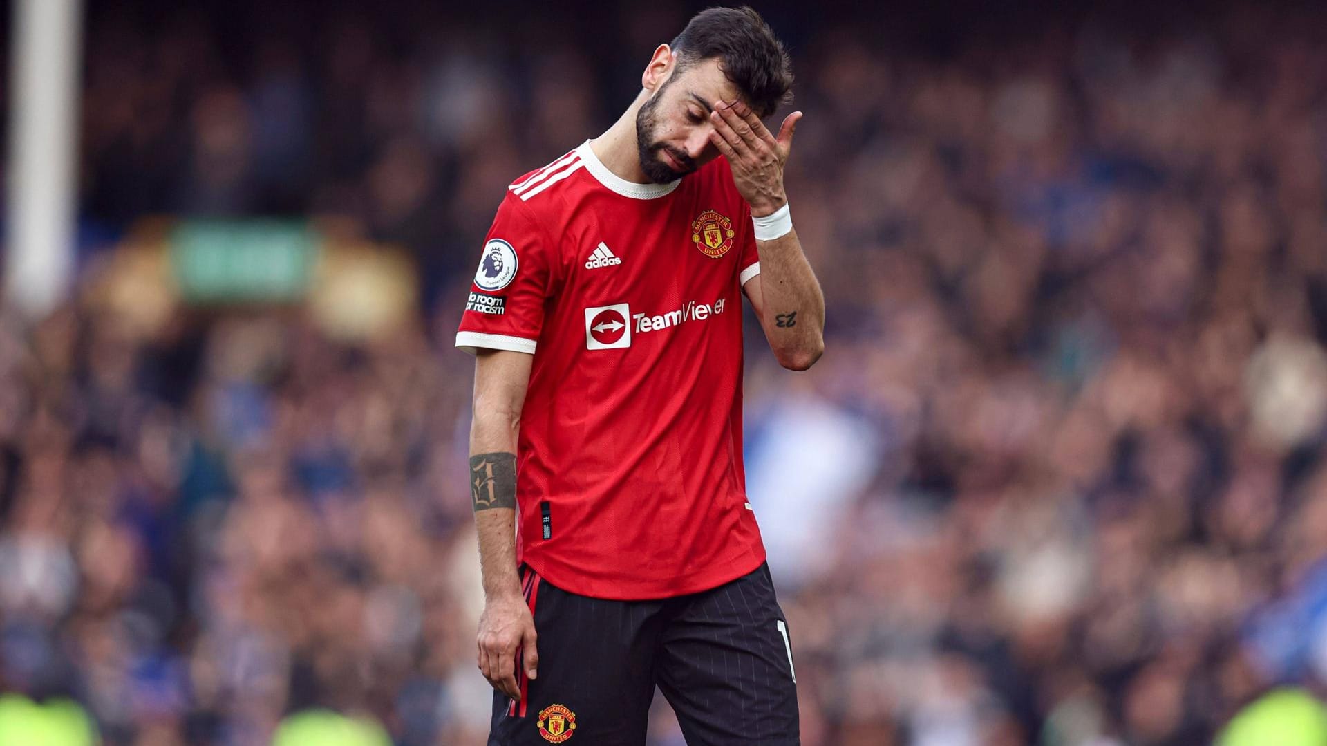 Bruno Fernandes: Der Mittelfeldspieler von Manchester United überstand einen Autounfall ohne Verletzungen. Bruno Fernandes: Der Mittelfeldspieler von Manchester United überstand einen Autounfall ohne Verletzungen.