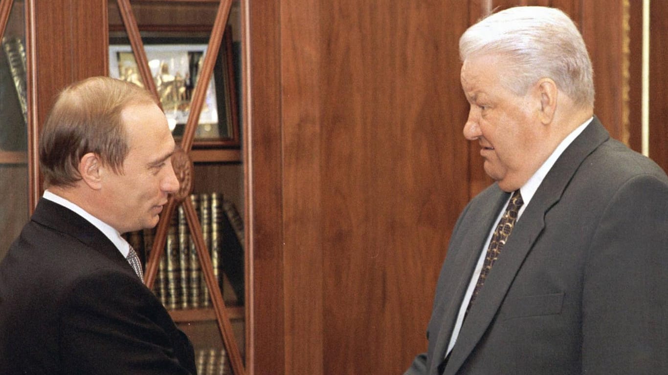 Der damalige FSB-Chef Putin trifft Russlands Präsidenten Boris Jelzin: Bis heute kontrolliert Putin den Geheimdienst.