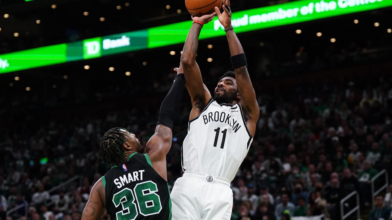 Kyrie Irving (r.) von den Brooklyn Nets: Der Point Guard legte sich mit den Fans der Celtics an.
