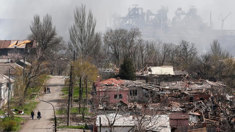 Zerstörung in Mariupol, im Hintergrund das Stahlwerk Asovstal: Die letzten ukrainischen Truppen in der Stadt leisten von dort aus erbitterten Widerstand.