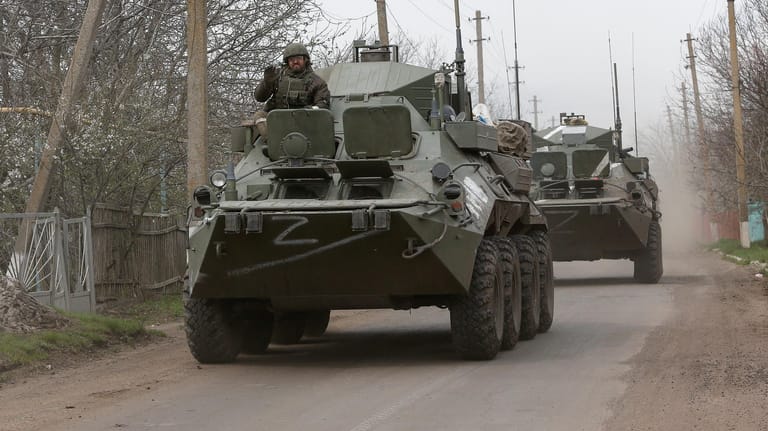 Russische Truppen rücken in gepanzerten Fahrzeugen vor: Sie kontrollieren weite Teile von Mariupol.