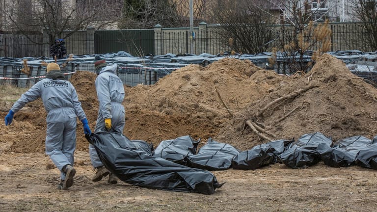 Leichen aus einem Massengrab in Butscha werden exhumiert: Hunderte Zivilisten sollen in dem Ort nahe Kiew hingerichtet worden sein.