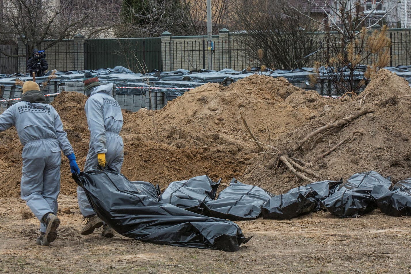 Leichen aus einem Massengrab in Butscha werden exhumiert: Hunderte Zivilisten sollen in dem Ort nahe Kiew hingerichtet worden sein.