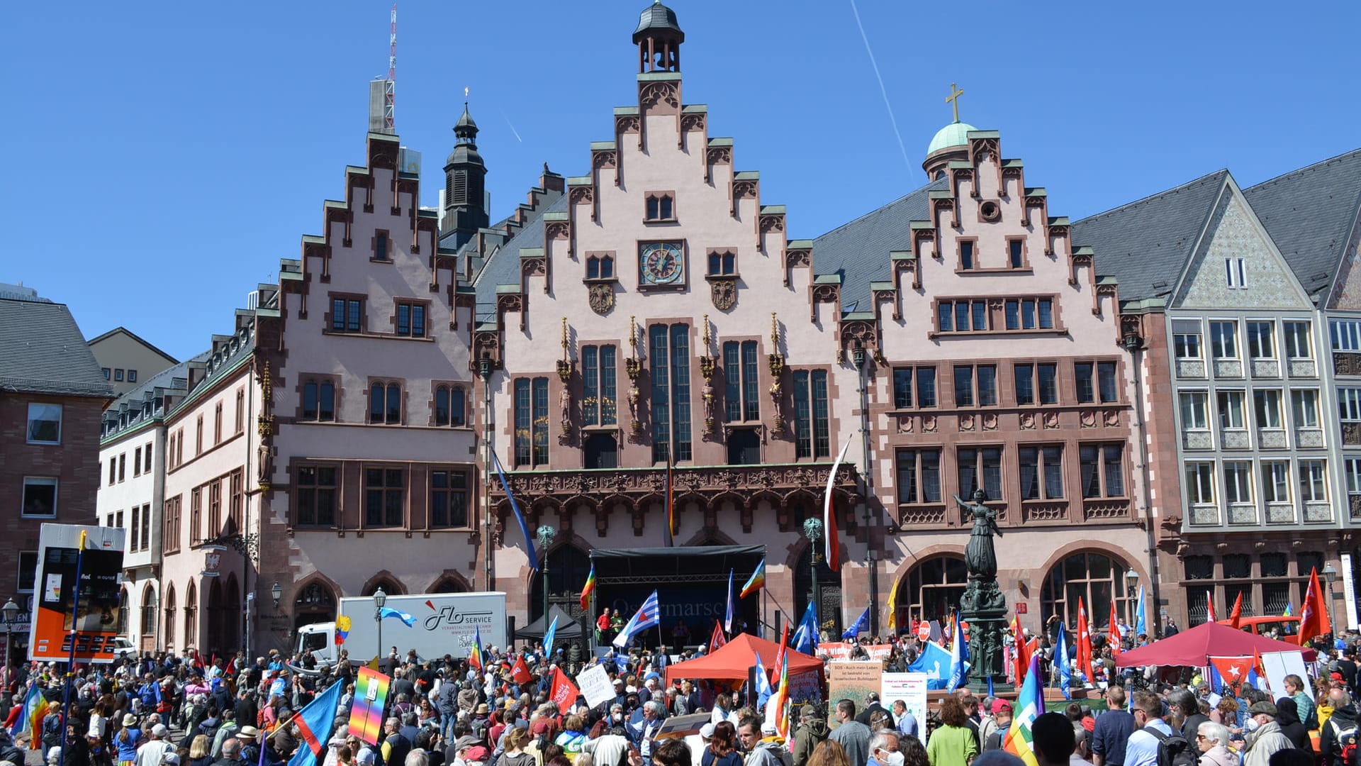 Ostermarsch für den Frieden in Frankfurt am Main: Nicht alle können die Forderung der Demonstranten nachvollziehen.