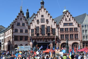 Ostermarsch für den Frieden in Frankfurt am Main: Nicht alle können die Forderung der Demonstranten nachvollziehen.