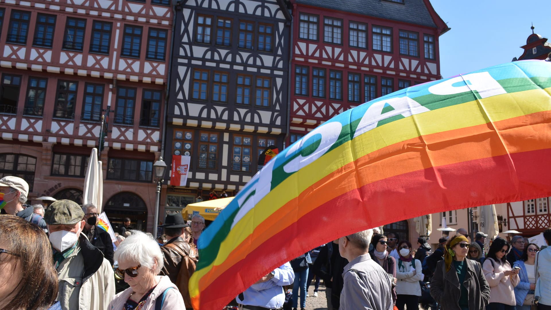 Kaum russische und ukrainische Flaggen, dafür viele Friedenszeichen-und Flaggen in am Ostermontag in Frankfurt am Main.