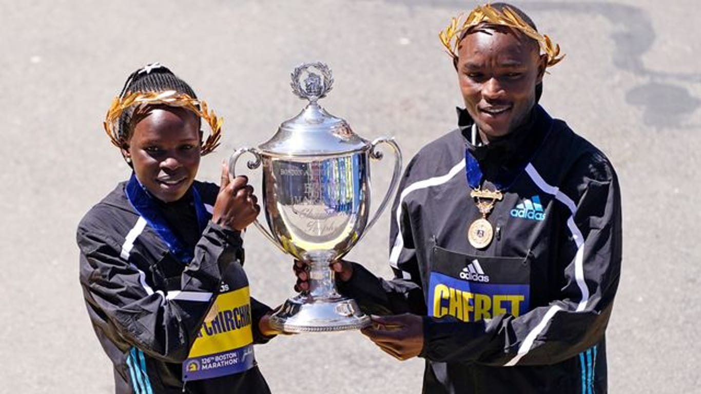 Die Siegerin des Eliterennens der Frauen, Peres Jepchirchir aus Kenia (l), und der Sieger des Männerrennens, Evans Chebet, auch aus Kenia.
