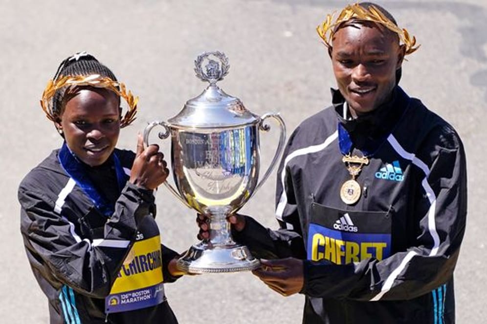 Die Siegerin des Eliterennens der Frauen, Peres Jepchirchir aus Kenia (l), und der Sieger des Männerrennens, Evans Chebet, auch aus Kenia.