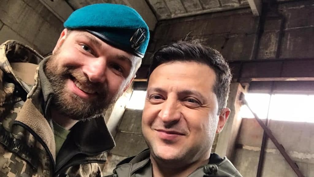 Dieses Foto mit dem ukrainischen Präsidenten Selenskyj veröffentlichte Wolyna mit seinem Appell: Der Kommandant berichtete auf Facebook von der katastrophalen Lage in Mariupol.