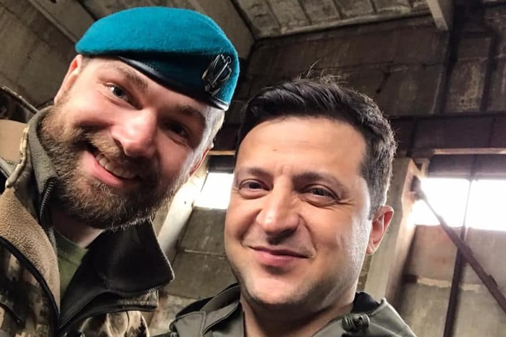 Dieses Foto mit dem ukrainischen PrÃ¤sidenten Selenskyj verÃ¶ffentlichte Wolyna mit seinem Appell: Der Kommandant berichtete auf Facebook von der katastrophalen Lage in Mariupol.