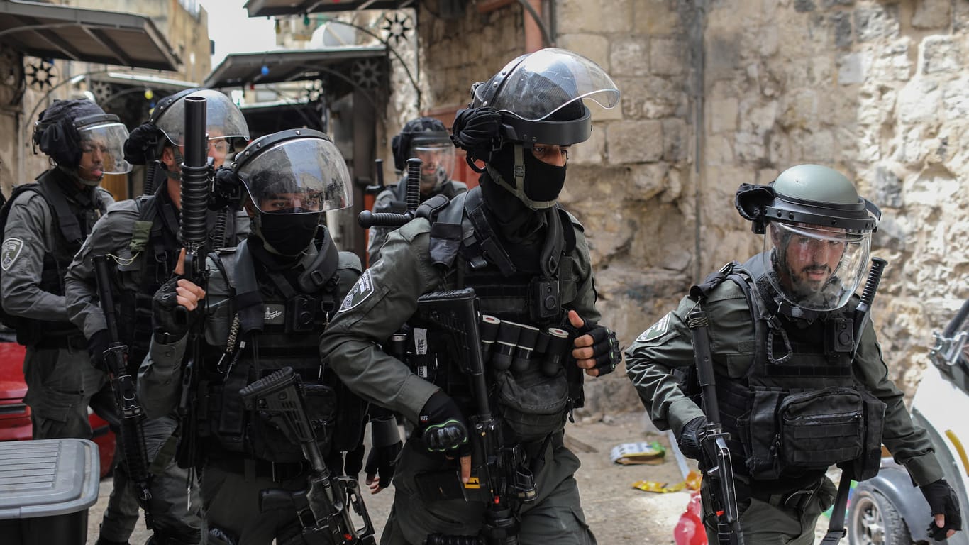 Israelische Sicherheitskräfte in Jerusalem: Am Wochenende war es hier zu heftigen Zusammenstößen zwischen Palästinensern und Israelis gekommen.