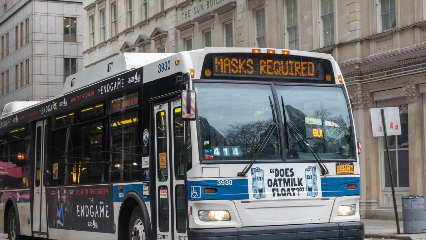 Ein Bus in New York hat "Masken notwendig" auf seinem Display stehen (Archivbild): Eine Richterin hat diese Vorschrift wieder aufgehoben.
