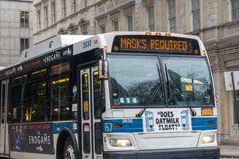Ein Bus in New York hat "Masken notwendig" auf seinem Display stehen (Archivbild): Eine Richterin hat diese Vorschrift wieder aufgehoben.