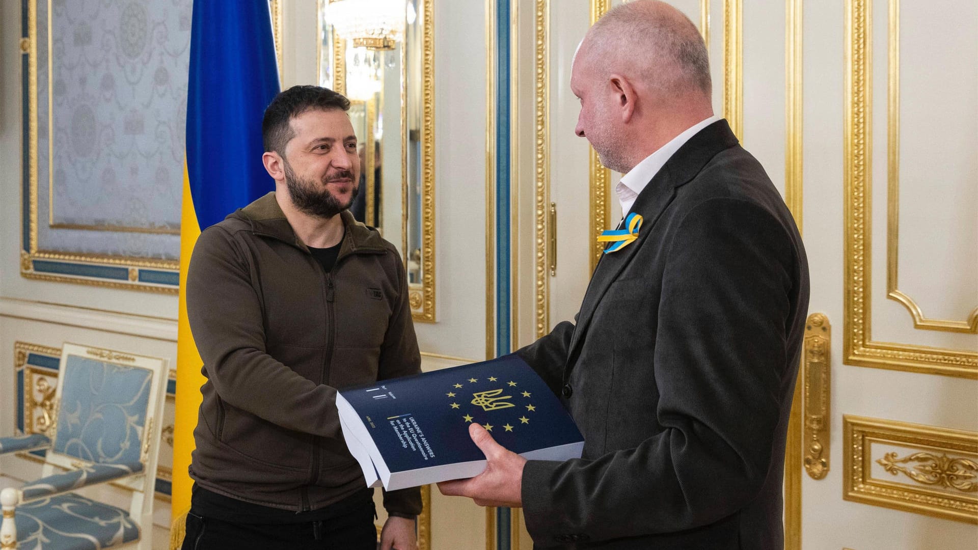 Der ukrainische Präsident Wolodymyr Selenskyj begrüßt den Leiter der EU-Delegation, Matti Maasikas: Er übergab ihm den EU-Fragebogen.