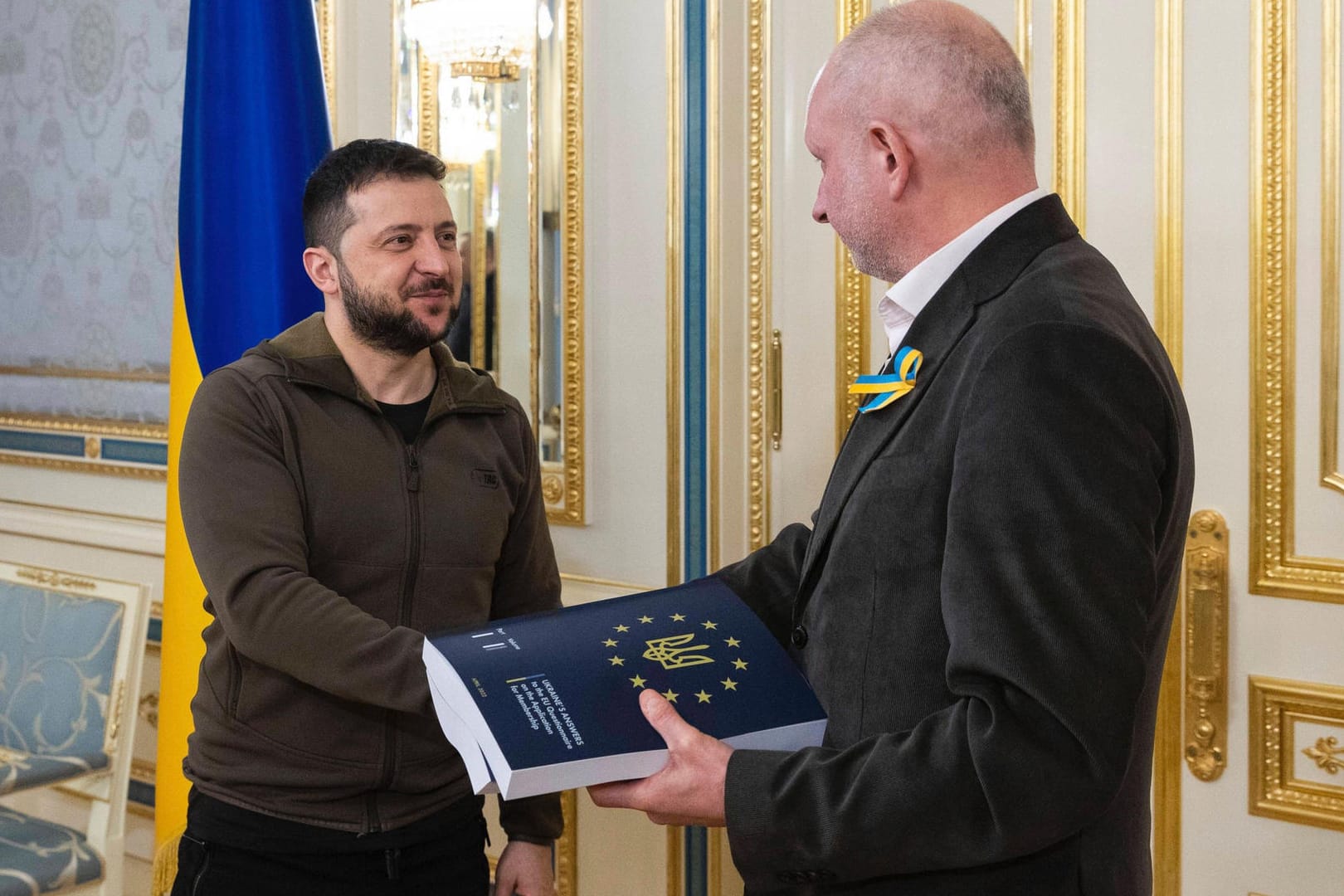 Der ukrainische Präsident Wolodymyr Selenskyj begrüßt den Leiter der EU-Delegation, Matti Maasikas: Er übergab ihm den EU-Fragebogen.