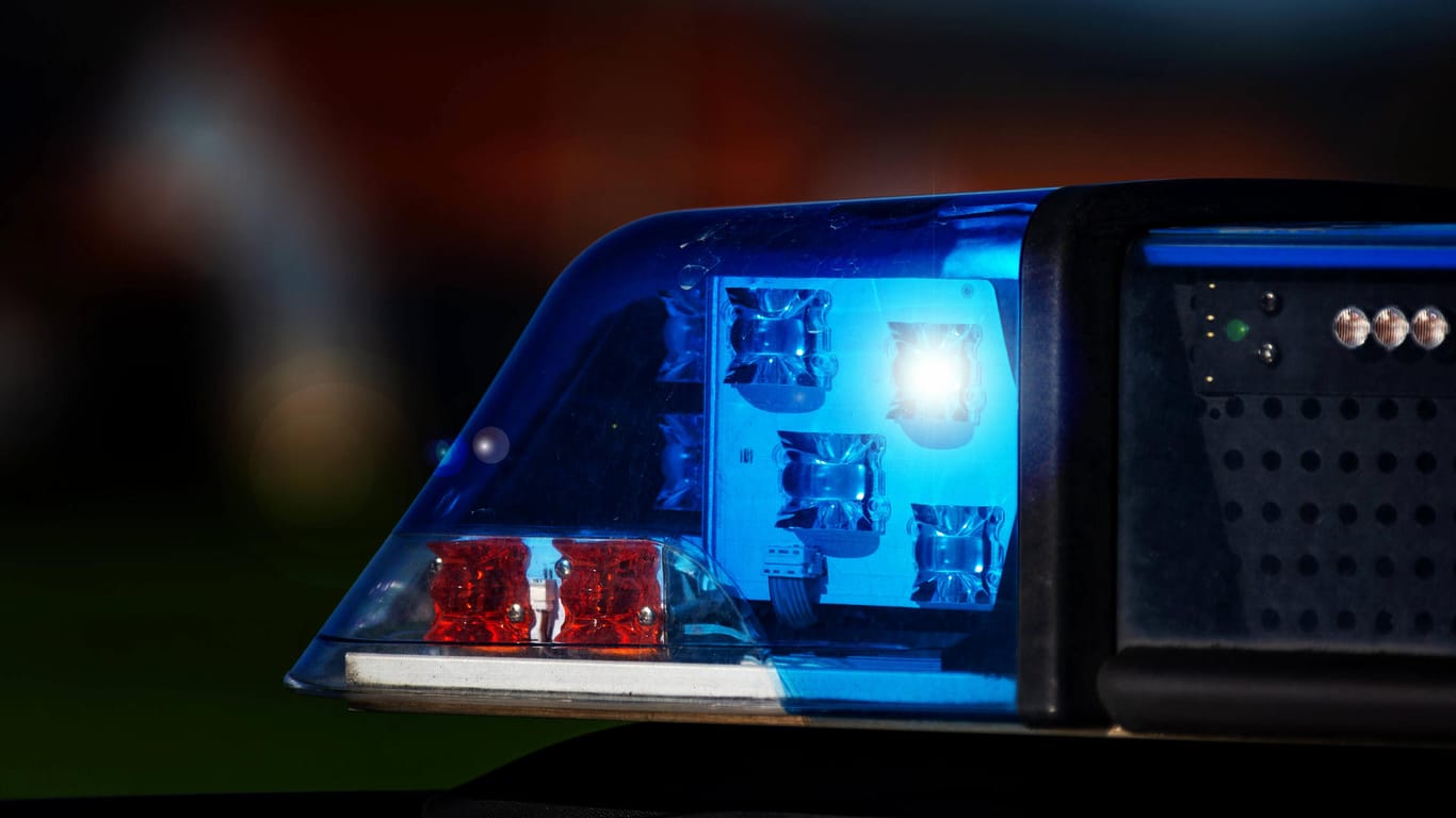 Ein Blaulicht auf einem Streifenwagen (Symbolbild): in Konstanz und haben eine Spezialeinheit der Polizei vier Personen fest.
