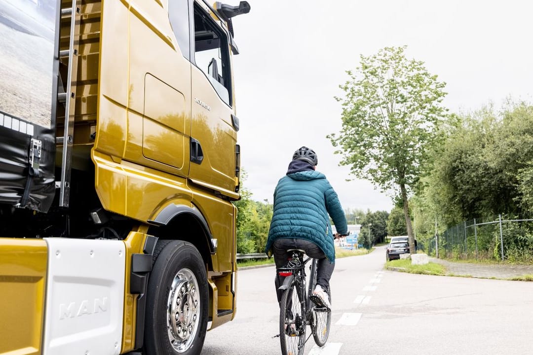 Gefahr erkannt, Gefahr gebannt: Digitale Systeme Optiview von MAN sollen helfen, dass die Zahl der Abbiegeunfälle verringert wird.