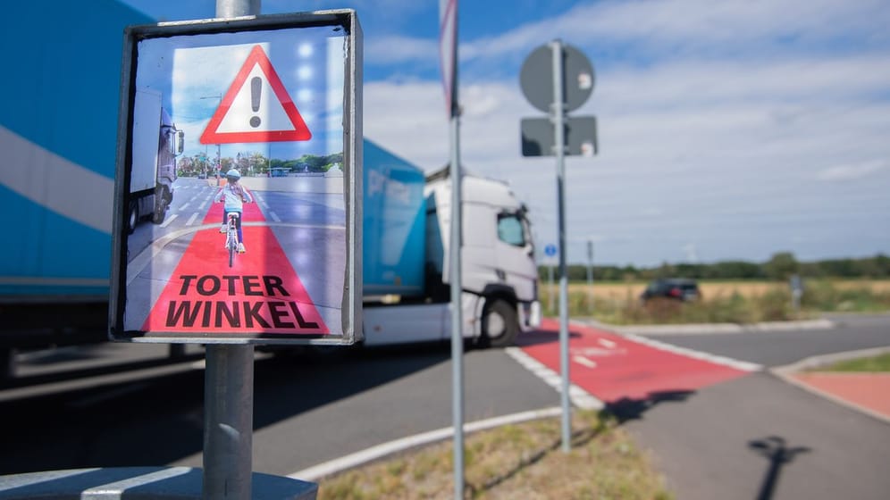 Höchste Gefahr: Beim Rechtsabbiegen von Lkw kommt es immer wieder zu schweren und tödlichen Unfällen mit Fahrradfahrern.