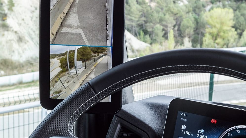 Job mit hoher Verantwortung: Am Steuer eines Lkw sollen digitale Spiegel helfen, sich ein noch besseres Bild vom direkten Umfeld des Fahrzeugs zu verschaffen.