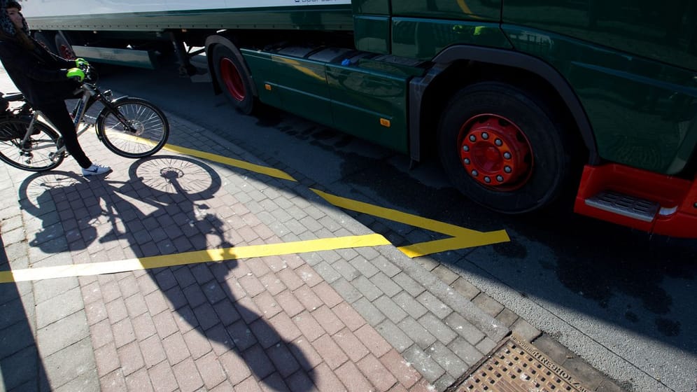 Blinde Bereiche: Der gelb markierte Bereich wird hier nicht vom Führerhaus aus mit traditionellen Seitenspiegeln wahrgenommen und als toter Winkel bezeichnet.