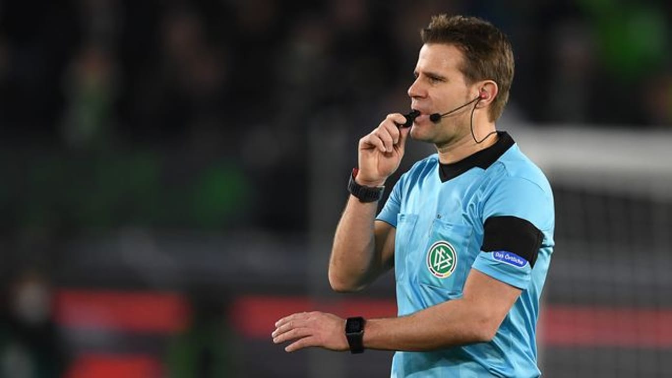 Verteidigt den Einsatz des Video-Schiedsrichters in der Fußball-Bundesliga: Schiedsrichter Felix Brych.