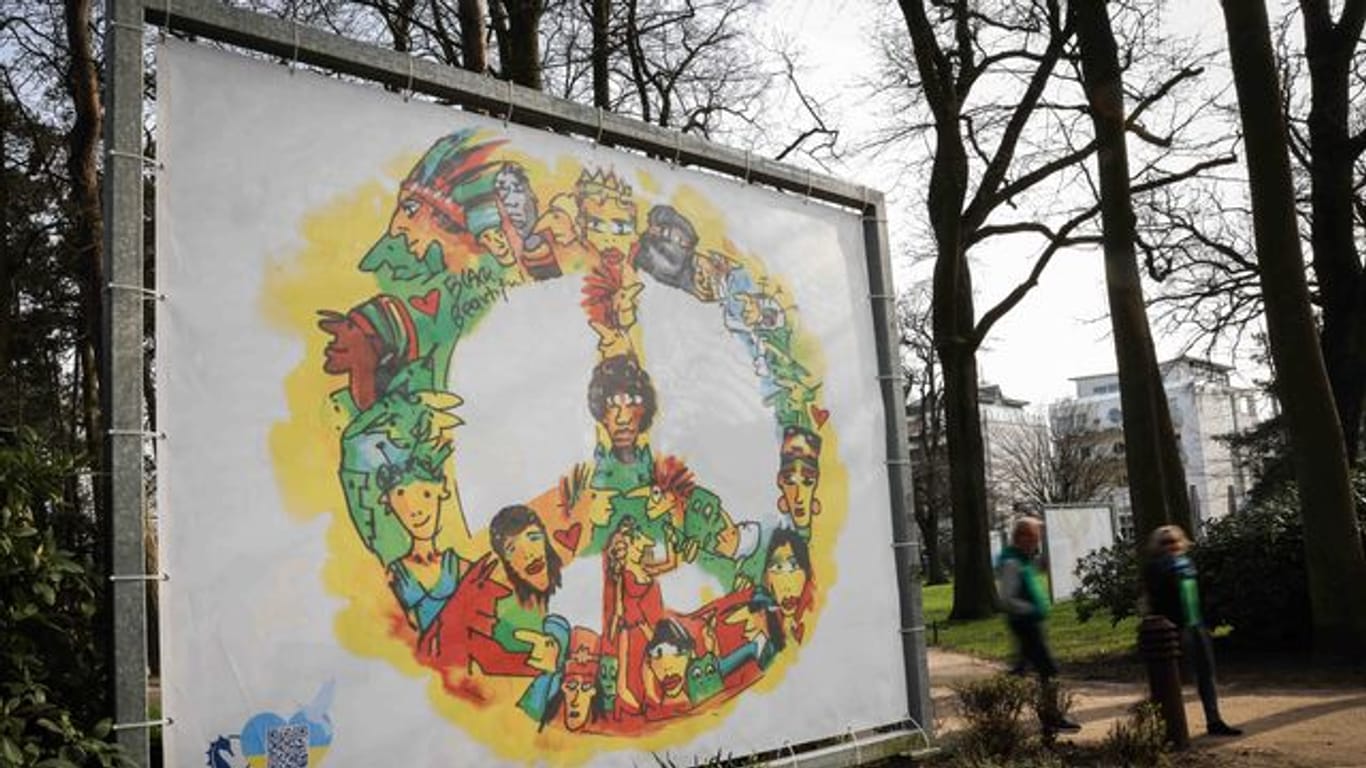 Ein Plakat mit einem Motiv des Musikers und Künstlers Udo Lindenberg (Archivbild): Anti-Kriegs-Plakate werden zugunsten der Unicef Nothilfe für Kinder in der Ukraine versteigert.