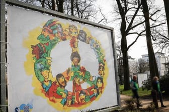 Ein Plakat mit einem Motiv des Musikers und Künstlers Udo Lindenberg (Archivbild): Anti-Kriegs-Plakate werden zugunsten der Unicef Nothilfe für Kinder in der Ukraine versteigert.