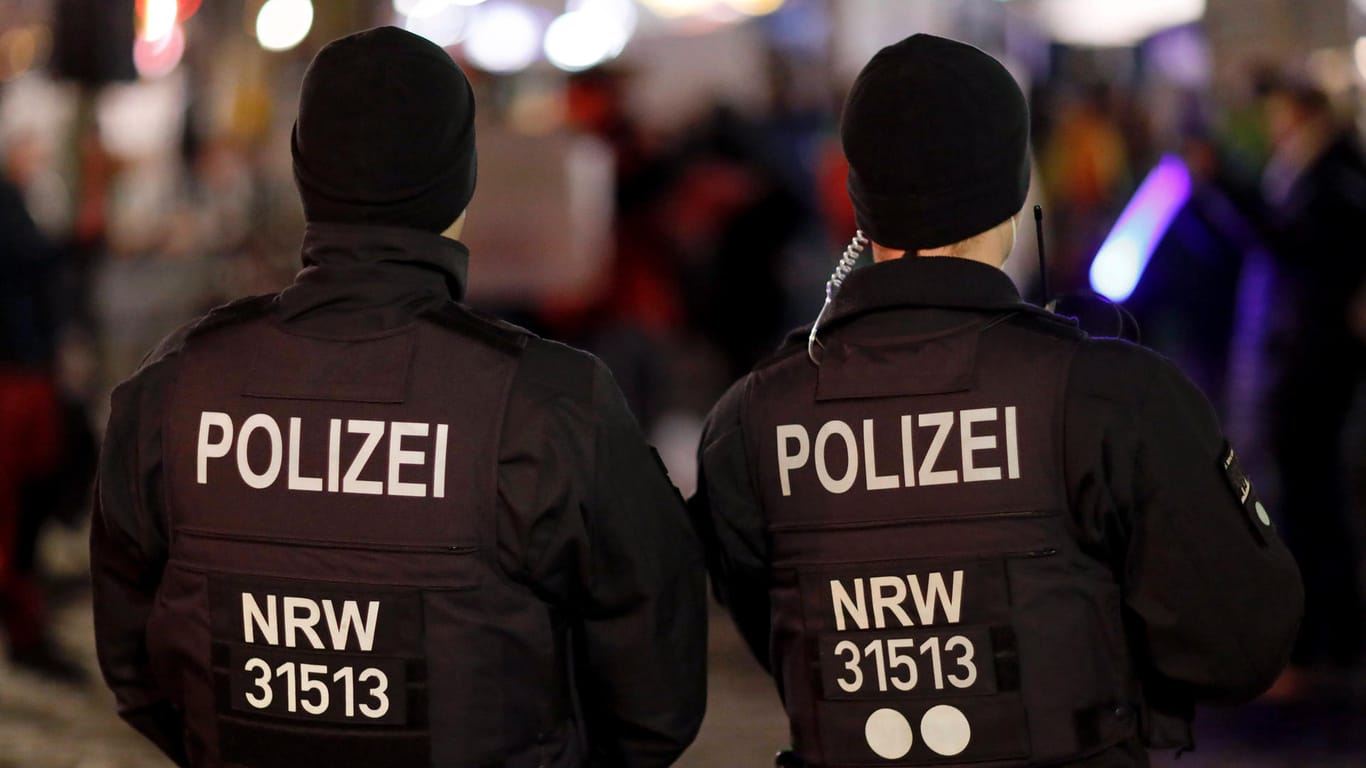 Polizisten in Köln (Archivbild): Ein Streit im Stadtteil Nippes hat offenbar tödlich geendet.