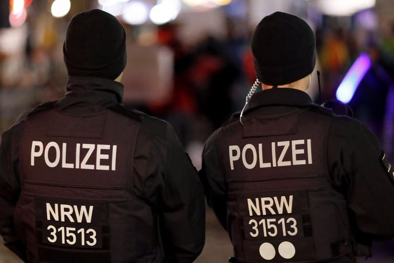 Polizisten in Köln (Archivbild): Ein Streit im Stadtteil Nippes hat offenbar tödlich geendet.