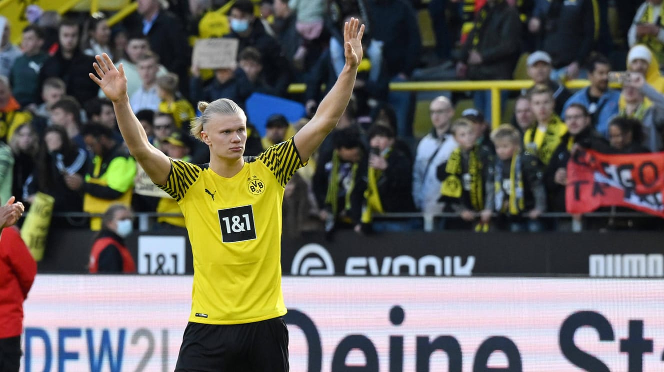 Erling Haaland lässt sich am vergangenen Samstag von den BVB-Fans nach dem 6:1-Sieg über Wolfsburg feiern. Wie oft wird der Norweger noch im Signal Iduna Park auflaufen?