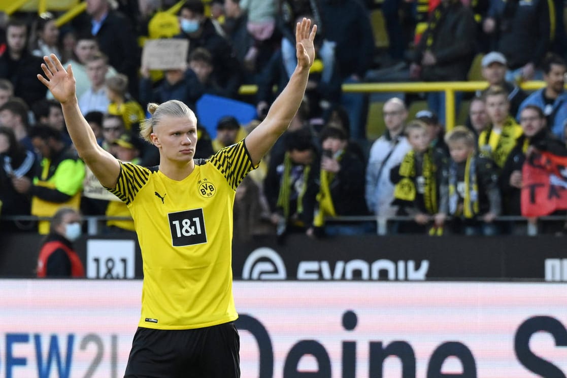 Erling Haaland lässt sich am vergangenen Samstag von den BVB-Fans nach dem 6:1-Sieg über Wolfsburg feiern. Wie oft wird der Norweger noch im Signal Iduna Park auflaufen?