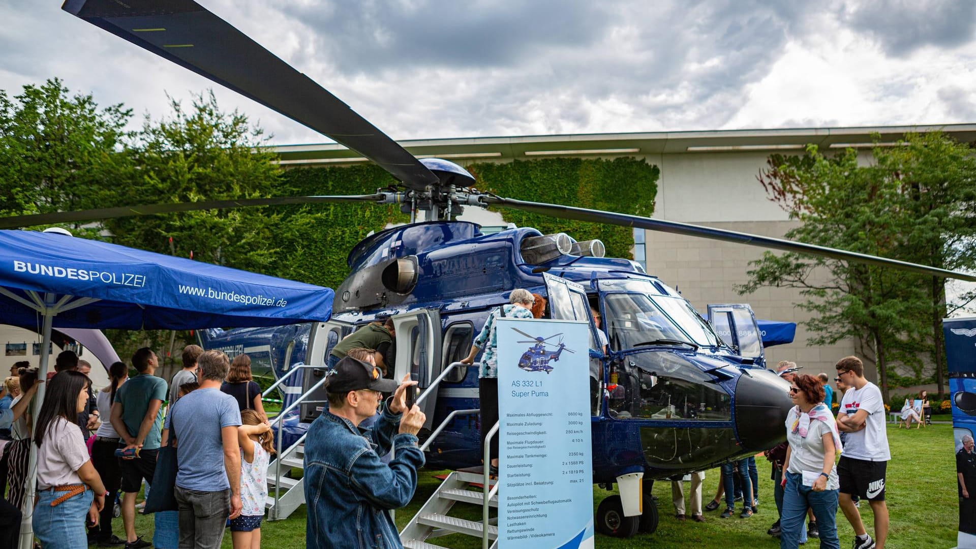 Besucher schauen einen Hubschrauber der Bundespolizei an (Archivbild): Die Berliner Polizei veranstaltet dieses Jahr wieder den Tag der offenen Tür. Besucher schauen einen Hubschrauber der Bundespolizei an (Archivbild): Die Berliner Polizei veranstaltet dieses Jahr wieder den Tag der offenen Tür.