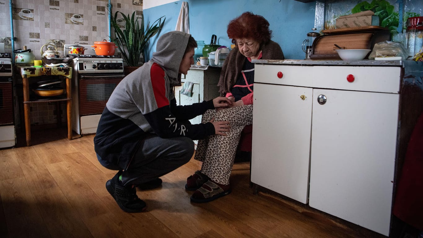 Charkiw: Der Teenager Vlad tröstet seine Großmutter, nachdem ihre Wohnung durch russischen Beschuss beschädigt wurde.