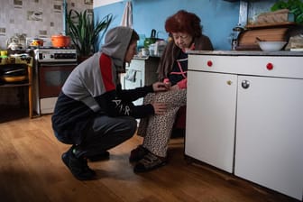 Charkiw: Der Teenager Vlad tröstet seine Großmutter, nachdem ihre Wohnung durch russischen Beschuss beschädigt wurde.
