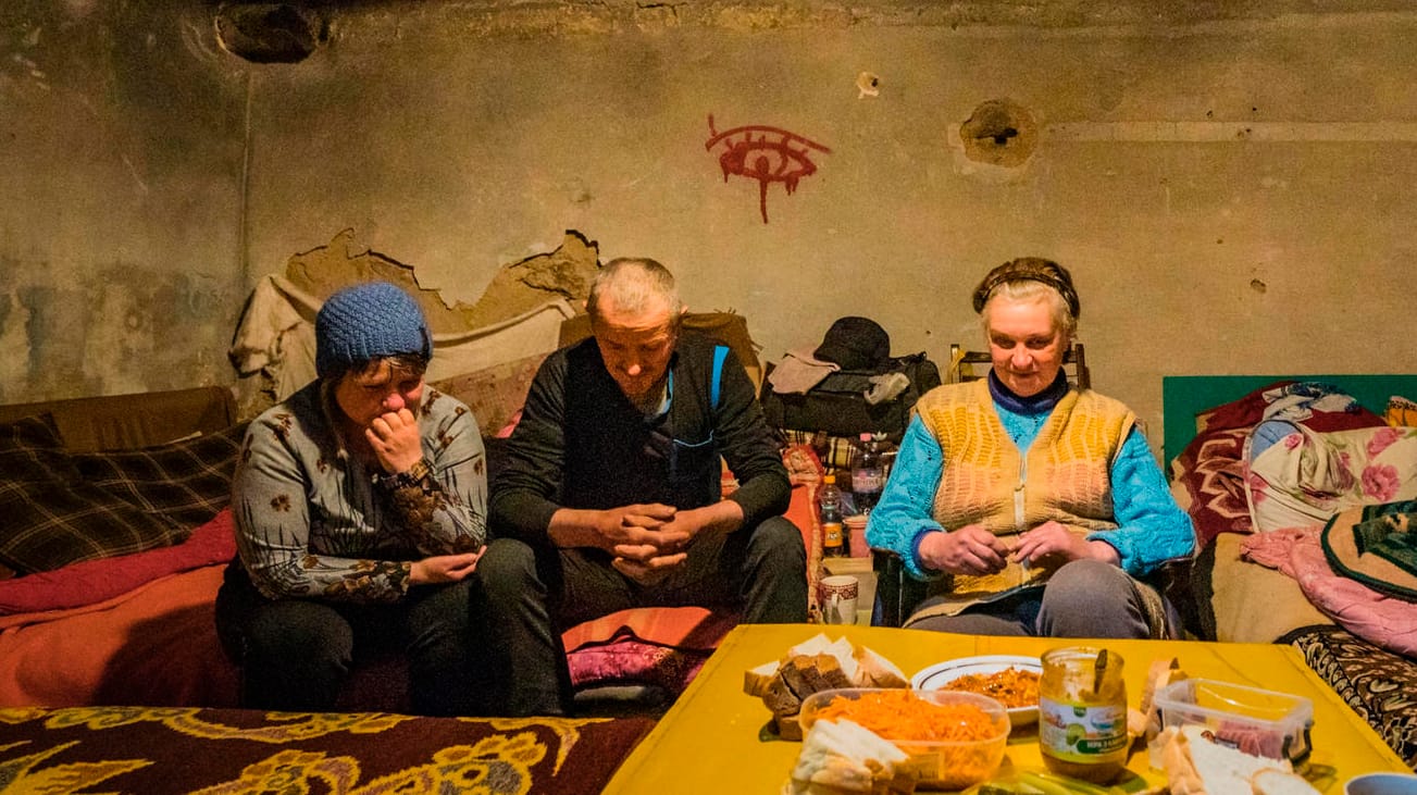 Mykolajiw: Zivilisten warten in einem Schutzraum während eines russischen Beschusses über dem Dorf Luch, einem Dorf nahe der Frontlinie.