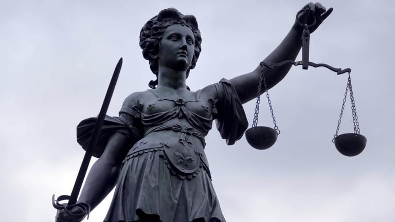 Die Goettin Justitia (Symbolbild): In Berlin steht ein 49-Jähriger wegen Mordes vor Gericht.