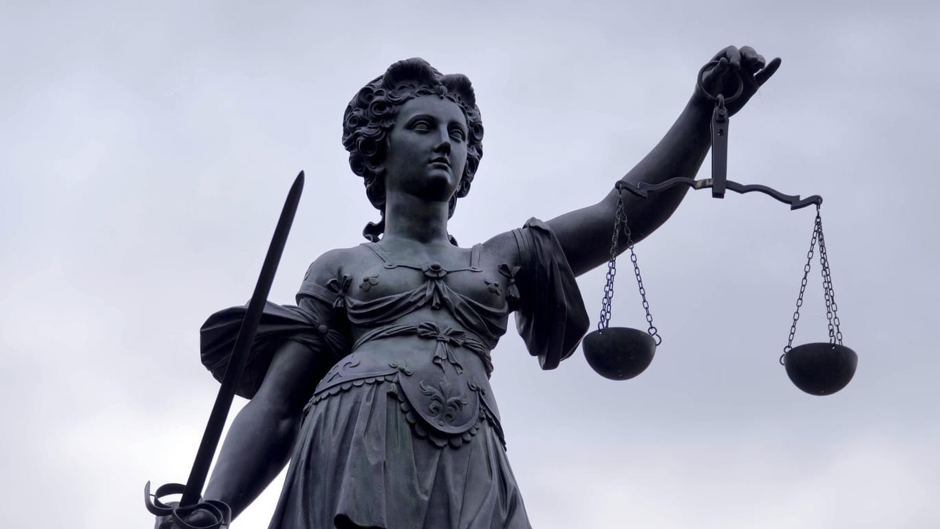 Die Goettin Justitia (Symbolbild): In Berlin steht ein 49-Jähriger wegen Mordes vor Gericht.