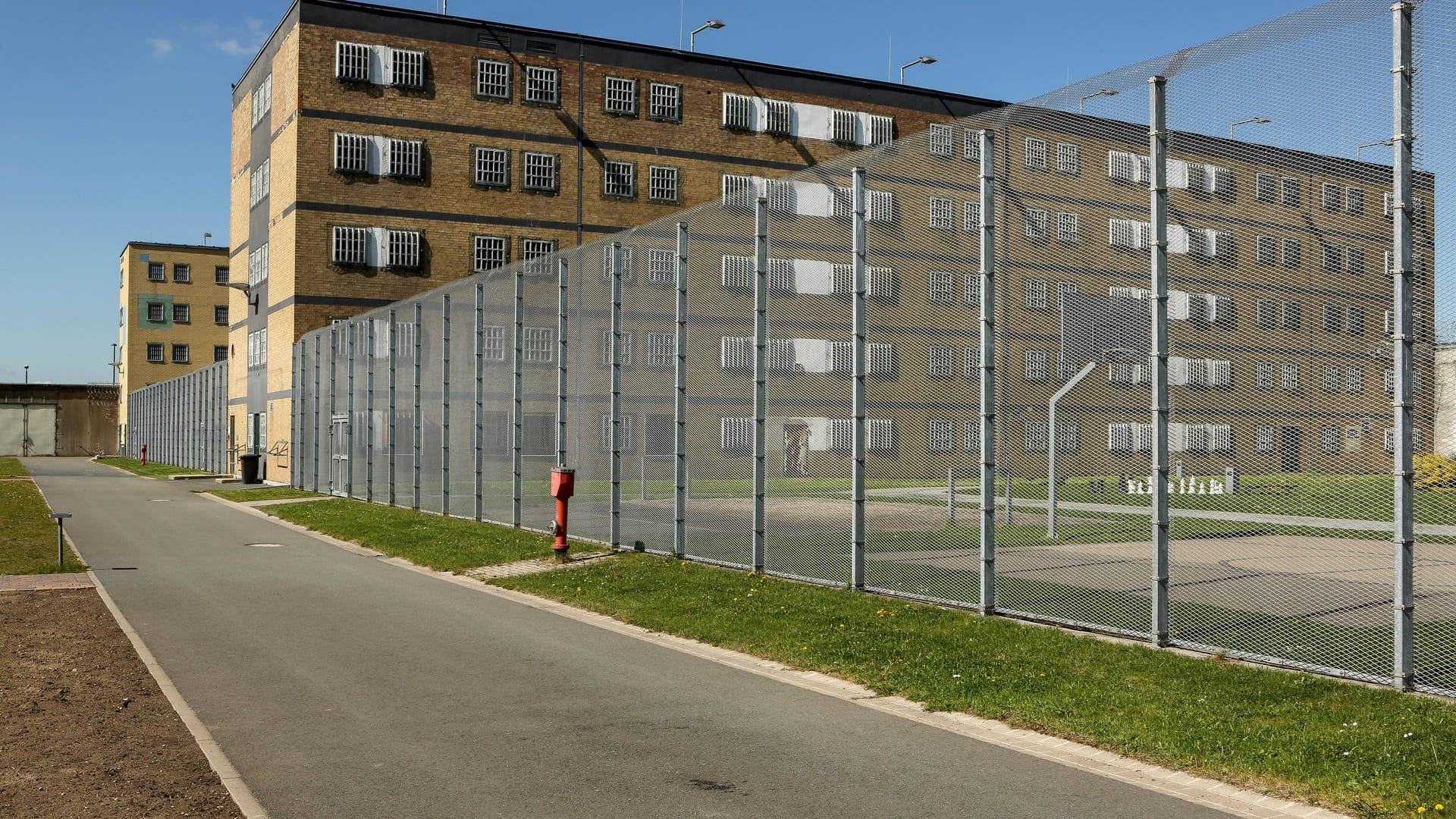 JVA Hannover an der Schulenburger Landstraße (Symbolbild): Niedersachsens Gefängnisse halten an Corona-Regeln fest.