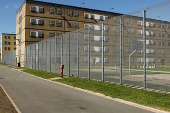 JVA Hannover an der Schulenburger Landstraße (Symbolbild): Niedersachsens Gefängnisse halten an Corona-Regeln fest.