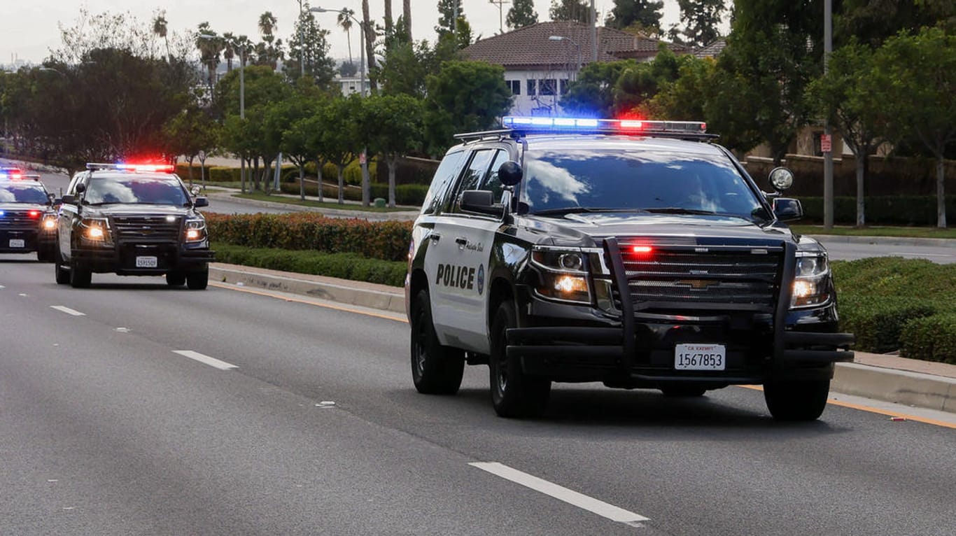Polizei in Kalifornien (Symbolbild): An einer High School in Stockton ist eine 15-jährige Schülerin getötet worden.