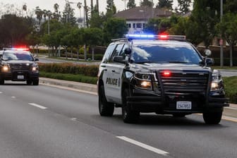 Polizei in Kalifornien (Symbolbild): An einer High School in Stockton ist eine 15-jährige Schülerin getötet worden.