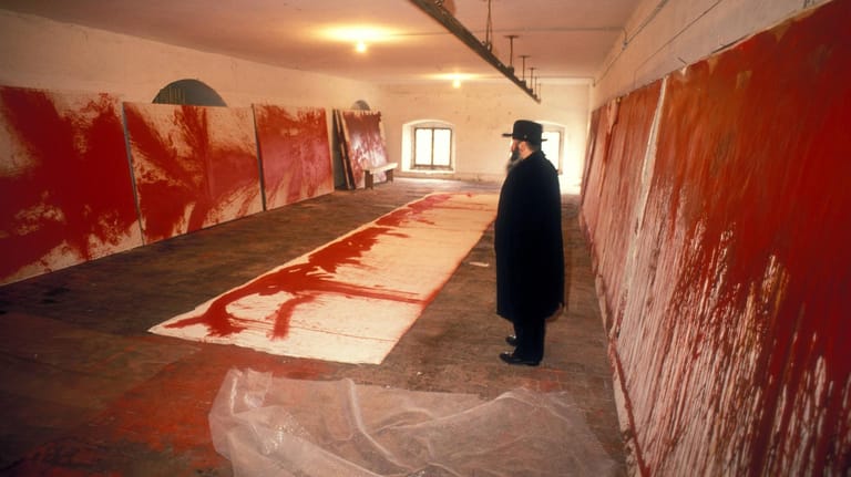 Hermann Nitsch in den Achtzigerjahren vor seinen Kunstwerken.