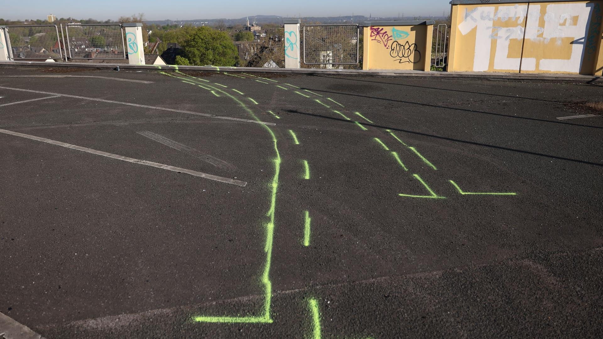 Gelb markiert sind die Unfallspuren des Wagens, mit dem zwei junge Männer vom obersten Deck eines Parkhauses gestürzt sind: Die Polizei ermittelt weiter zu dem Unfall.