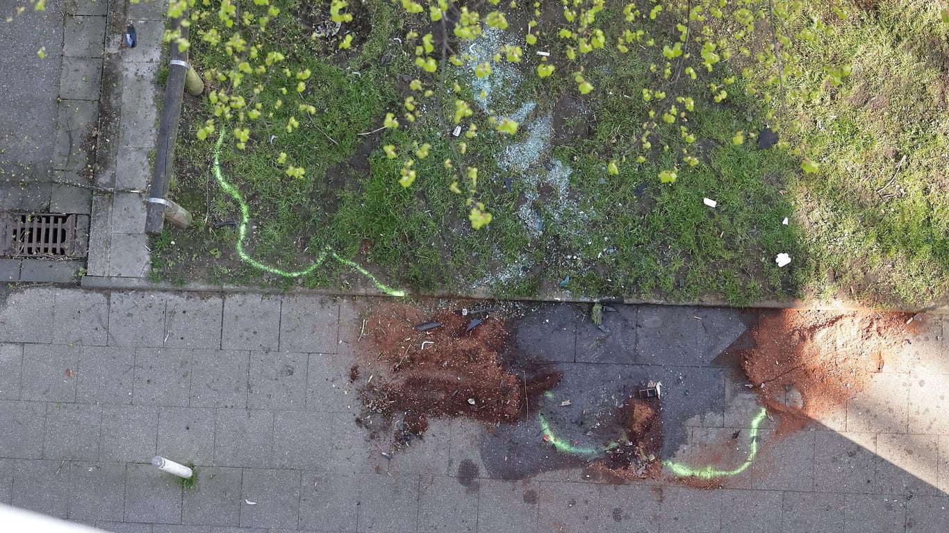 Blick auf die Aufprallstelle vom obersten Deck des Parkhauses: Die beiden Männer sind dabei ums Leben gekommen.