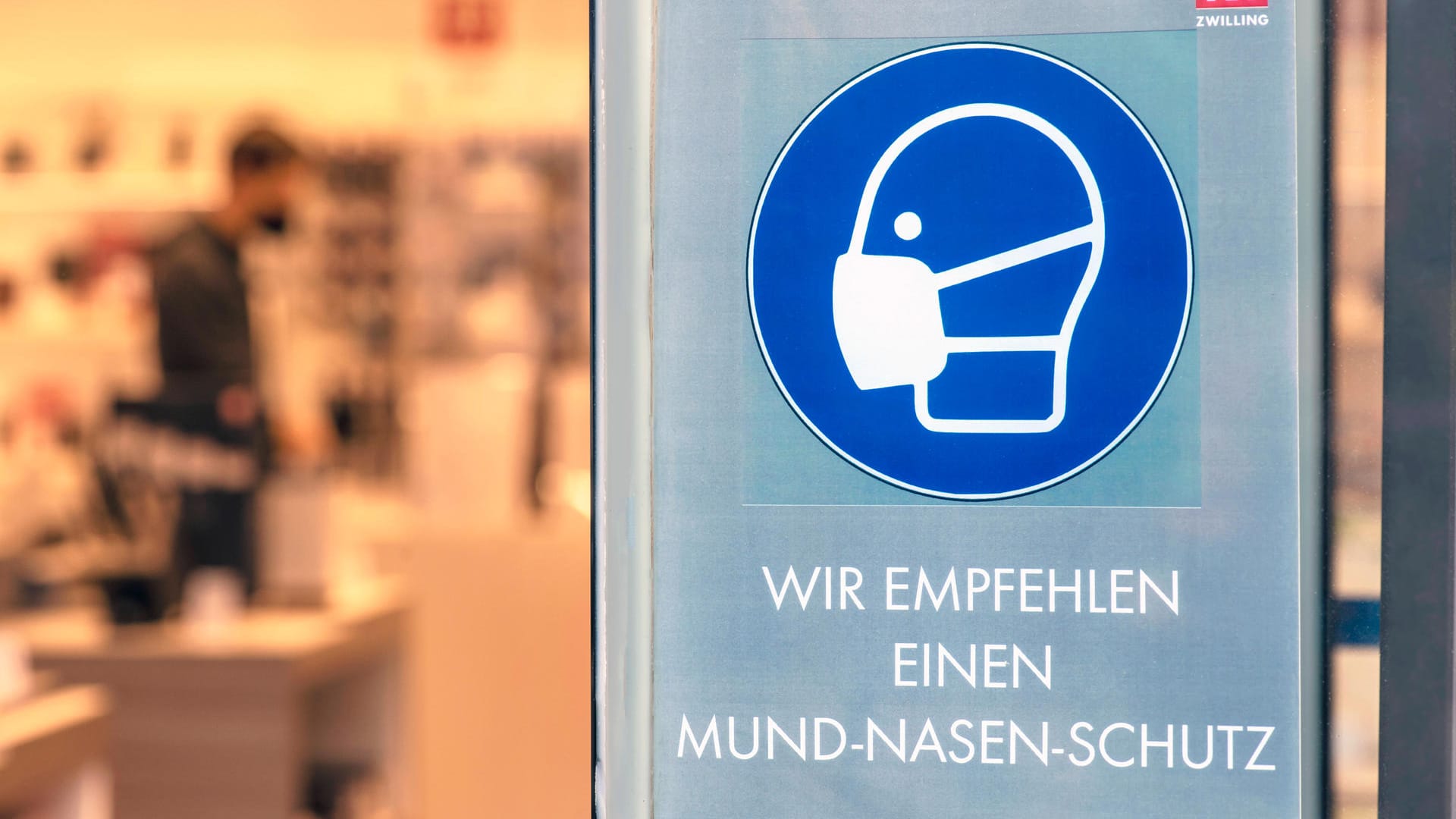 In diesem Geschäft in der Fussgängerzone ist Masken tragen empfohlen (Symbolbild): Eine Mund-Nasen-Bedeckung ist keine Pflicht mehr. In diesem Geschäft in der Fussgängerzone ist Masken tragen empfohlen (Symbolbild): Eine Mund-Nasen-Bedeckung ist keine Pflicht mehr.
