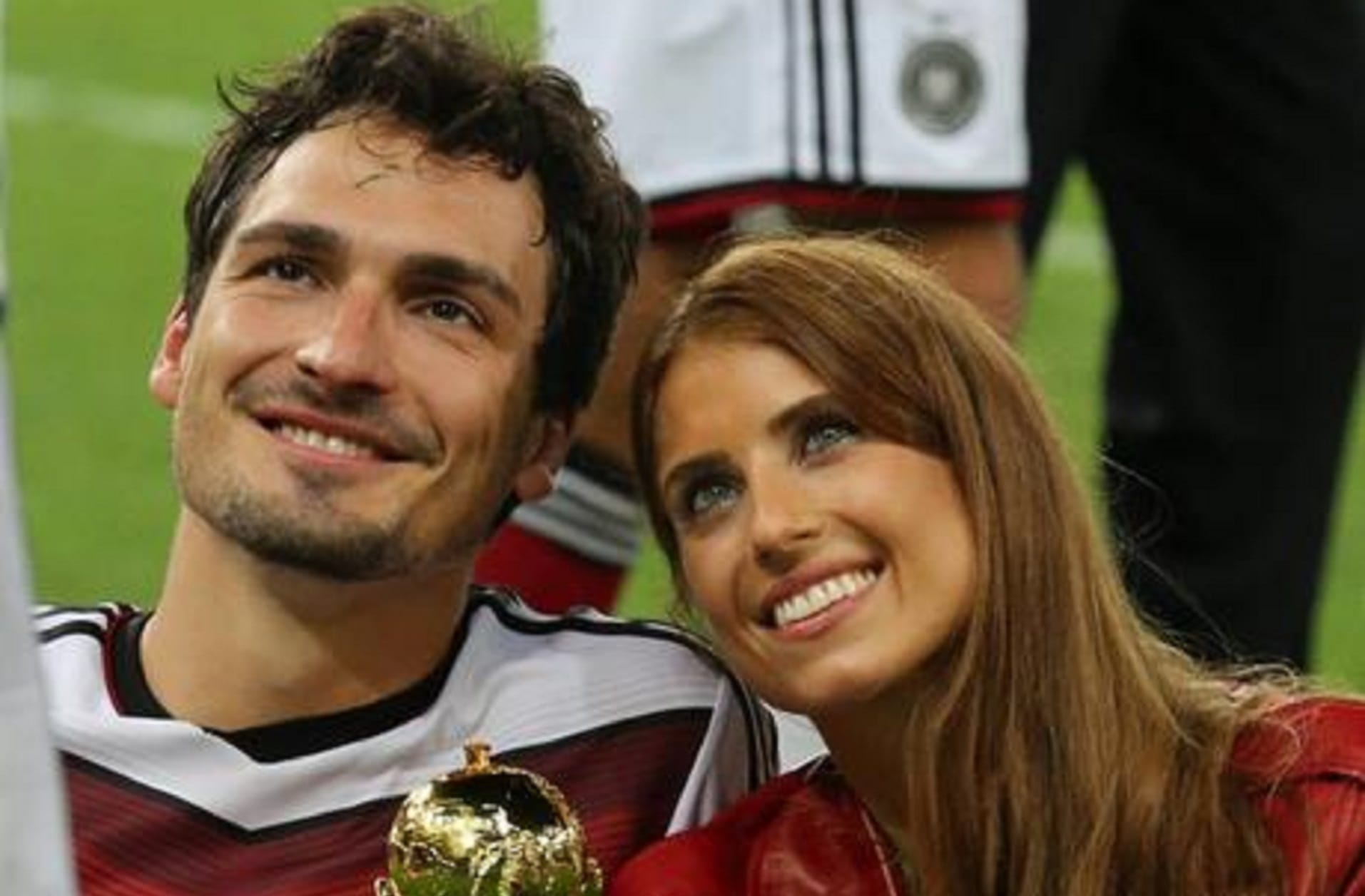2014: Kurz darauf sieht man Mats Hummels und Cathy zusammen, wie sie glücklich über den Sieg und mit dem WM-Pokal in der Hand für ein Foto posierend lächeln.