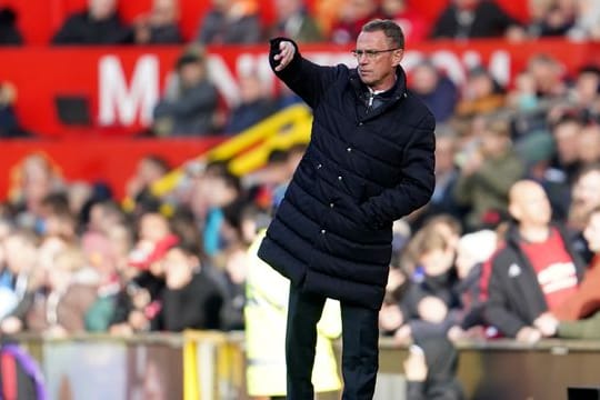 Ralf Rangnick, Trainer von Manchester United, gestikuliert am Spielfeldrand.