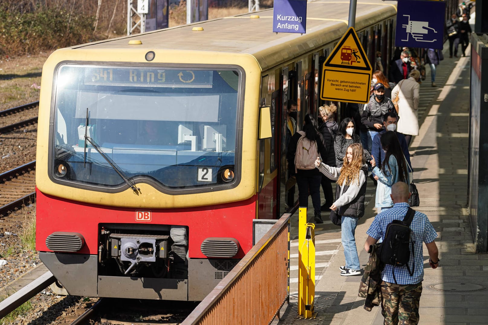 Passagiere steigen in einen Zug der Ringbahn (Archivbild): Grund für die Einschränkungen ist unter anderem der Neubau einer Lärmschutzwand.